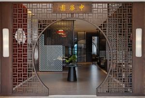 una entrada a un edificio con un espejo grande en Golden Tulip Kin-Oasis Kinshasa, en Kinshasa