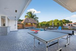 Instalaciones para jugar ping pong en Waterfront Villa - 5 min Aventura - Cool Amenities o alrededores