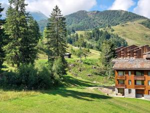 una casa su una collina con le montagne sullo sfondo di Appartement Rénové 3 Pièces Mezzanine à 50m des Pistes, Balcon, Lave-Linge et Casier à Skis - FR-1-356-206 a Valmorel Altre 9 foto