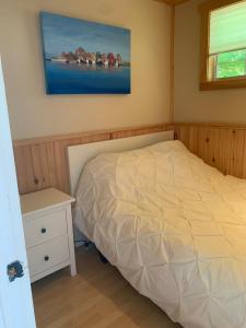 une chambre avec un lit, une table et une fenêtre dans l'établissement The Nook - Sherbrooke Cottages, à Summerside 10 autres photos