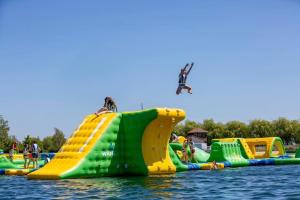 a group of people on a water slide in the water at Chalet Lac du Der Giffaumont-Champaubert in Giffaumont-Champaubert