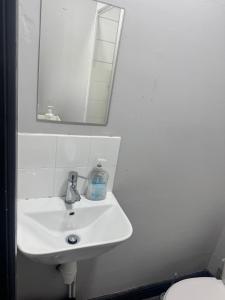 Galería fotográfica de En-suite Double Room in LS12 en Amley