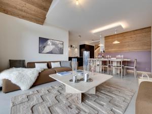 ein Wohnzimmer mit Sofa und Tisch in der Unterkunft Appartement neuf à La Rosière avec sauna privé et parking - FR-1-690-24 in Montvalezan