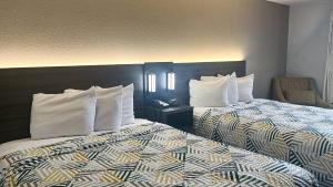 Una habitación de hotel con dos camas con almohadas blancas. en Studio 6 - Stafford, VA - Quantico, en Stafford 19 fotos más