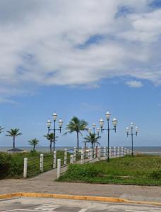 グァラトゥバにあるFlamingo Pé na areia - Centro/Guaratubaのビーチの隣に並ぶ街灯 +6枚の写真