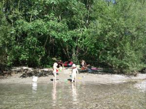 Un groupe de gens jouant dans l'eau sur une plage dans l'établissement Ferienwohnung Mit Eigener Sonnenterrasse, à Slap ob Idrijci