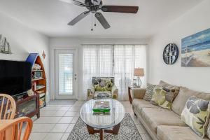 una sala de estar con un sofá y una mesa en Nelray Shores at Seamist Condominiums, en Port Aransas
