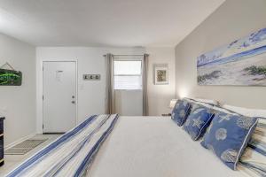 Un dormitorio con una cama grande con almohadas azules. en Nelray Shores at Seamist Condominiums, en Port Aransas 33 fotos más