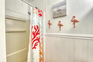 Una habitación con una puerta con flamencos en la pared. en The Surfcomber Unit 2, en Ocean Bay Park