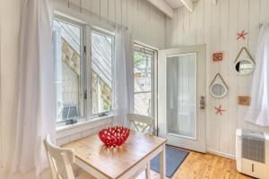 Un comedor con una mesa y una ventana. en The Surfcomber Unit 2, en Ocean Bay Park