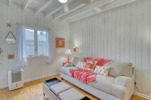 Una sala de estar con un sofá y una ventana. en The Surfcomber Unit 2, en Ocean Bay Park