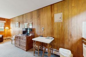 TV a/nebo společenská místnost v ubytování King Birch Lake Home, Unit 7