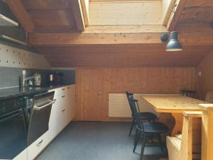 cocina con mesa y algunas sillas en una habitación en Barba Peder Biobergün, en Bergün