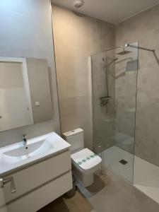 Koupelna v ubytování Apartment Building Copenhagen,Nerja + 13 fotografií