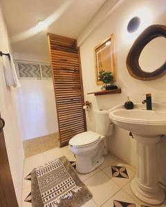 Koupelna v ubytování Pargos Ocean view apt steps from Carrizalillo + 19 fotografií