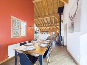 ein Esszimmer mit einem Holztisch und Stühlen in der Unterkunft Chalet moderne, jacuzzi, sauna, 12 pers, proche pistes - FR-1-398-636 in Montvalezan