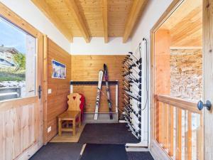 eine Sauna mit Skiständer in einer Hütte in der Unterkunft Chalet moderne, jacuzzi, sauna, 12 pers, proche pistes - FR-1-398-636 in Montvalezan
