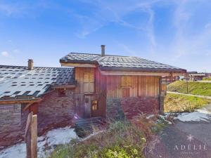 ein altes Backsteinhaus mit Schieferdach in der Unterkunft Chalet moderne, jacuzzi, sauna, 12 pers, proche pistes - FR-1-398-636 in Montvalezan