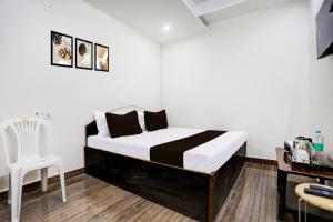 Ένα ή περισσότερα κρεβάτια σε δωμάτιο στο Hotel O Vaibhav Lakshmi In