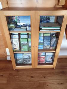 un librero de madera con muchos libros dentro en Chalet Traumfleck, en Necker