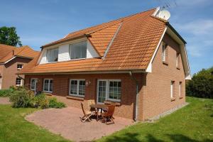 ein Haus mit einem Tisch und Stühlen davor in der Unterkunft Ferienwohnung für 2 Personen ca 51 m in Ummanz-Waase, Ostseeküste Deutschland Rügen in Ummanz