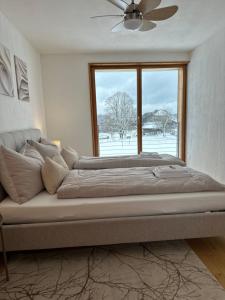 Ένα ή περισσότερα κρεβάτια σε δωμάτιο στο Bergpanorama, 20min Interlaken, Whirlpoolbadewanne