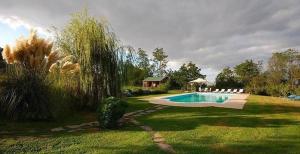 une piscine dans une cour avec une maison dans l'établissement Casa Verde, à San Michele in Teverina 20 autres photos