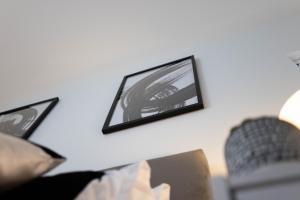 - une télévision sur un mur avec une photo dans l'établissement Foyle View Retreat, à New Buildings