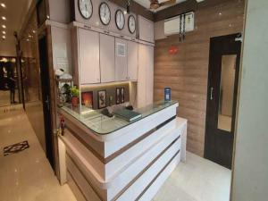 孟买Hotel Abrol Suites的厨房配有墙上的时钟