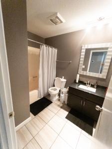 Vannituba majutusasutuses Cozy Getaway Near Lake Decatur