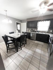 Köök või kööginurk majutusasutuses Cozy Getaway Near Lake Decatur