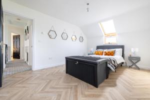 une chambre avec un lit et un parquet dans l'établissement Foyle View Retreat, à New Buildings