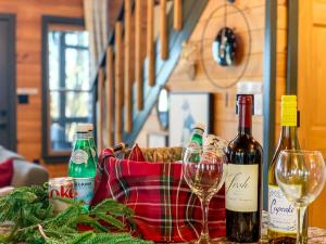 einen Tisch mit zwei Flaschen Wein und zwei Gläsern in der Unterkunft The Fox & Fir Luxe Retreat- Sauna & Cold Plunge in Blue Ridge