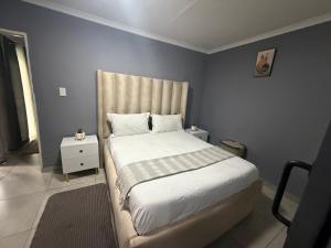 Ένα ή περισσότερα κρεβάτια σε δωμάτιο στο UbuntuLifeStyleEstate-Premium Suite +73 φωτογραφίες