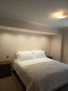 Postel nebo postele na pokoji v ubytování Hotel Colonos Los Angeles + 2 fotografie