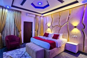 Ένα ή περισσότερα κρεβάτια σε δωμάτιο στο 2 Bed Apartment 7 - Tranquil Benin City Retreat