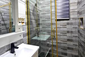 Ένα μπάνιο στο 2 Bed Apartment 7 - Tranquil Benin City Retreat +15 φωτογραφίες