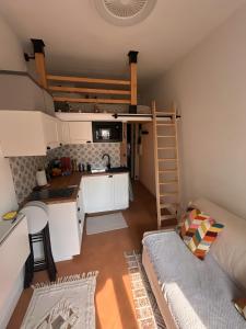 Il comprend une petite cuisine et un salon avec un lit en mezzanine. dans l'établissement The cozy corner of Amelie, à Nice