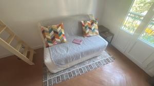 - une chaise avec des oreillers dans l'établissement The cozy corner of Amelie, à Nice 2 autres photos