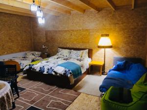 Ένα ή περισσότερα κρεβάτια σε δωμάτιο στο Ramus Ūkis galima papildomai užsakyti pirtį ir kubilą