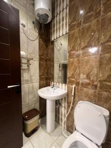 a bathroom with a toilet and a sink at سويت غرفتين وصالة مميز in Jeddah