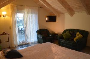 Μια τηλεόραση ή/και κέντρο ψυχαγωγίας στο Sapnu Paviljons Jūrmalciemā Balcony room