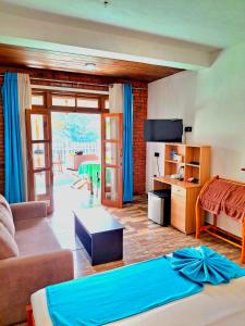 una sala de estar con una cama y un sofá en Nature Rock Ella, en Ella