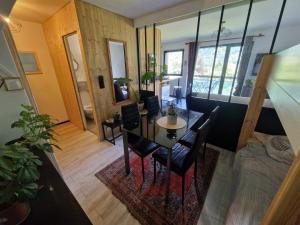 Una sala de estar con una mesa y sillas en una habitación. en Charmant studio, en Saint-Gervais-les-Bains