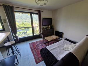 sala de estar con cama y balcón en Charmant studio, en Saint-Gervais-les-Bains 7 fotos más