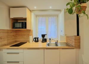 Kuchyň nebo kuchyňský kout v ubytování Le Cocon d'Obernai