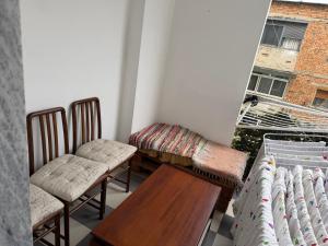 une chambre avec deux chaises, une table et une fenêtre dans l'établissement Urban Apartment, à Tirana