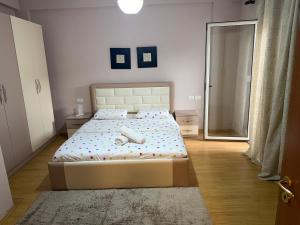 une chambre avec un lit et un miroir dans l'établissement Urban Apartment, à Tirana