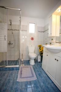 une salle de bain avec toilettes, douche et lavabo dans l'établissement Villa Jenny Stylianou, à Spetses 32 autres photos