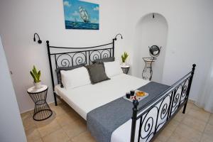 une chambre avec un lit noir et blanc et une table dans l'établissement Villa Jenny Stylianou, à Spetses